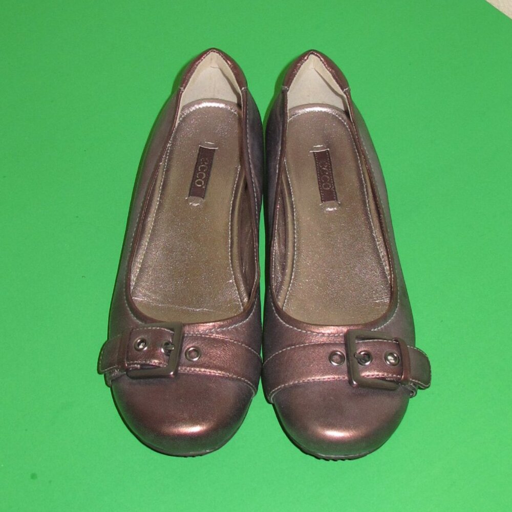 ECCO women's flat shoes. US 7 7.5  Size 38 EU. Color bronze.